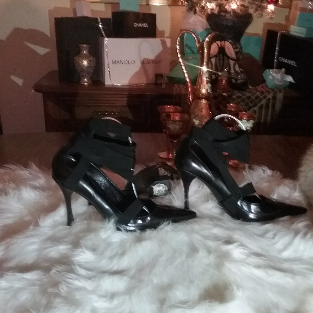 Gucci pointy toe ankle wrap around pump